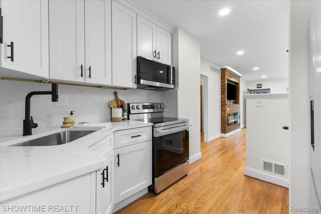 418 E Woodland Street, Ferndale, MI 48220