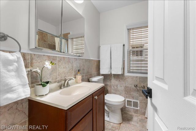 418 E Woodland Street, Ferndale, MI 48220