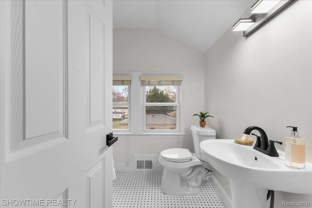 418 E Woodland Street, Ferndale, MI 48220