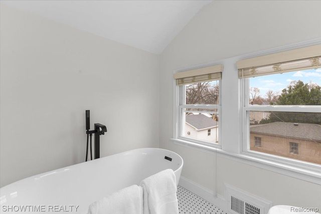 418 E Woodland Street, Ferndale, MI 48220