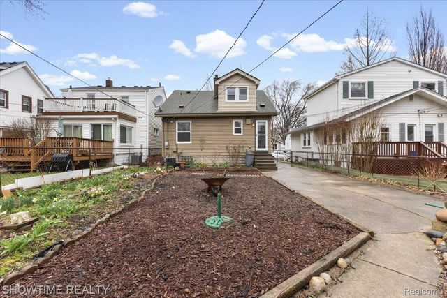 418 E Woodland Street, Ferndale, MI 48220