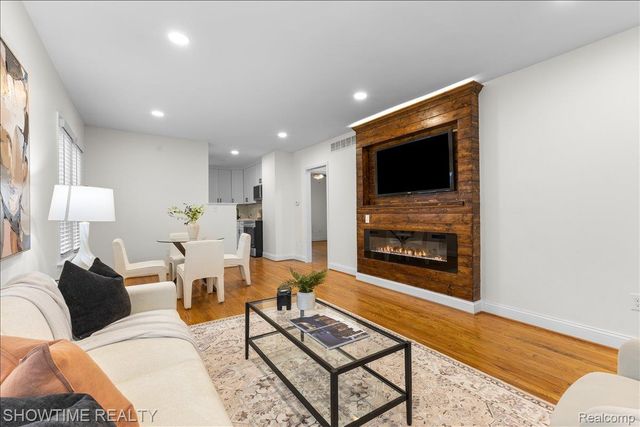 418 E Woodland Street, Ferndale, MI 48220