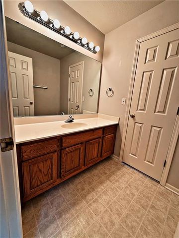 521 S Minter Road, Grain Valley, MO 64029