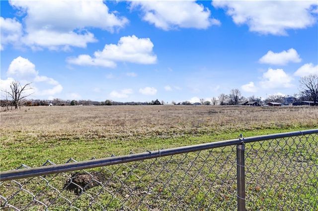 305 Maple Terrace, Wellsville, KS 66092