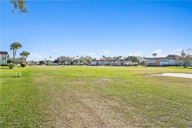 92 Spring Lake Drive 207, Vero Beach, FL 32962