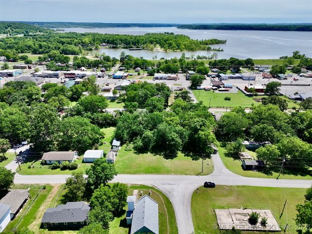 210 W Frontier Street, Salina, OK 74365