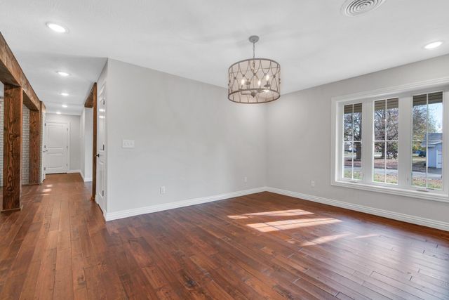 1413 E Downing Street, Springfield, MO 65804