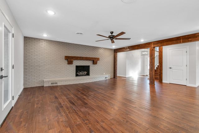 1413 E Downing Street, Springfield, MO 65804