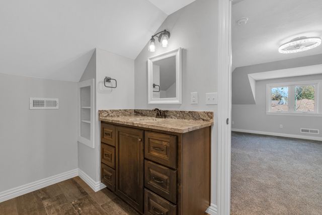 1413 E Downing Street, Springfield, MO 65804