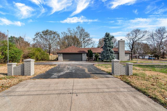 1413 E Downing Street, Springfield, MO 65804