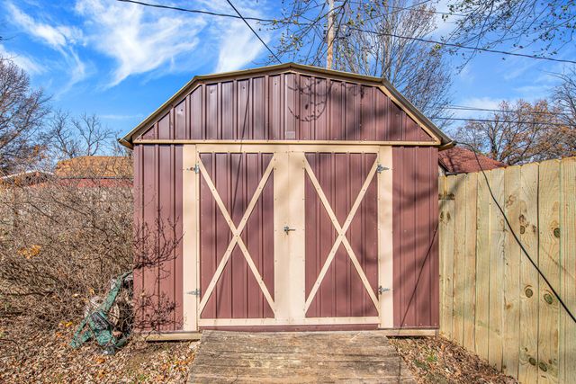 1413 E Downing Street, Springfield, MO 65804