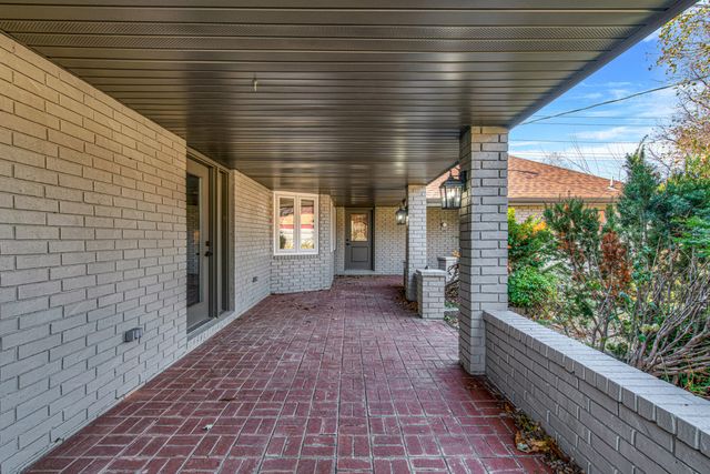 1413 E Downing Street, Springfield, MO 65804