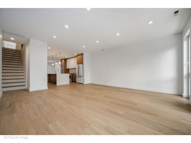 1124 W Addison Street 2, Chicago, IL 60613