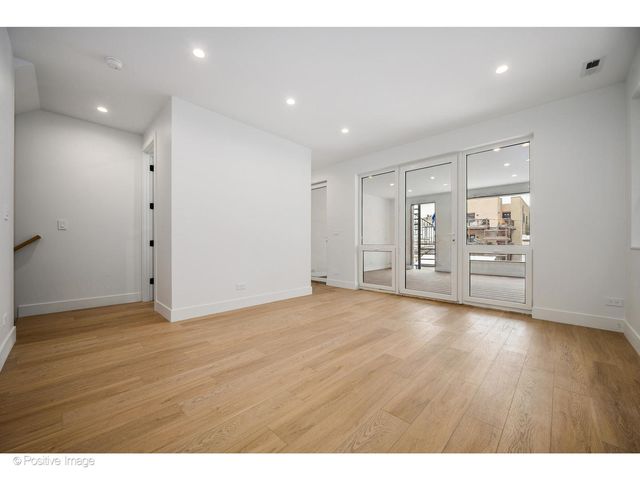 1124 W Addison Street 2, Chicago, IL 60613