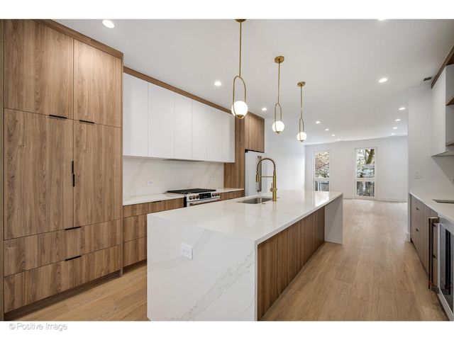 1124 W Addison Street 2, Chicago, IL 60613