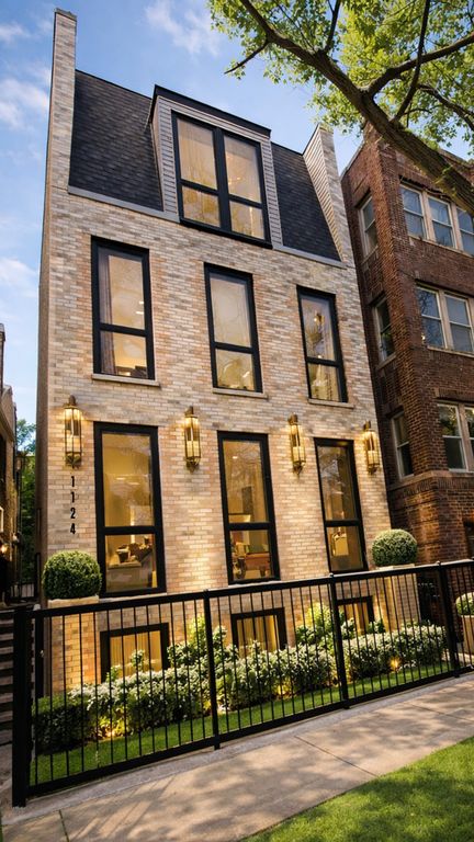 1124 W Addison Street 2, Chicago, IL 60613