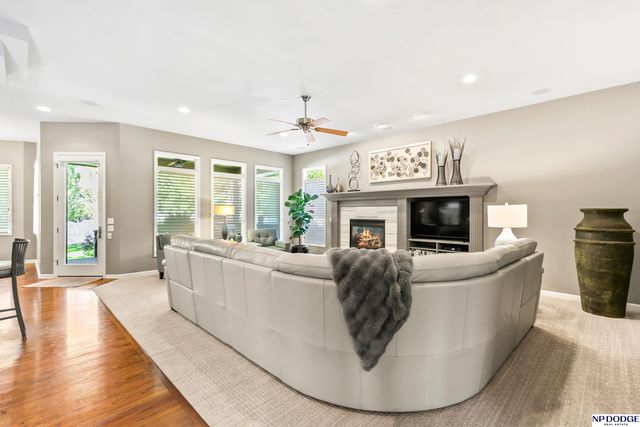 16026 Lake Circle, Omaha, NE 68116