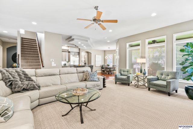 16026 Lake Circle, Omaha, NE 68116