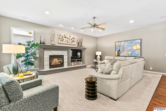 16026 Lake Circle, Omaha, NE 68116