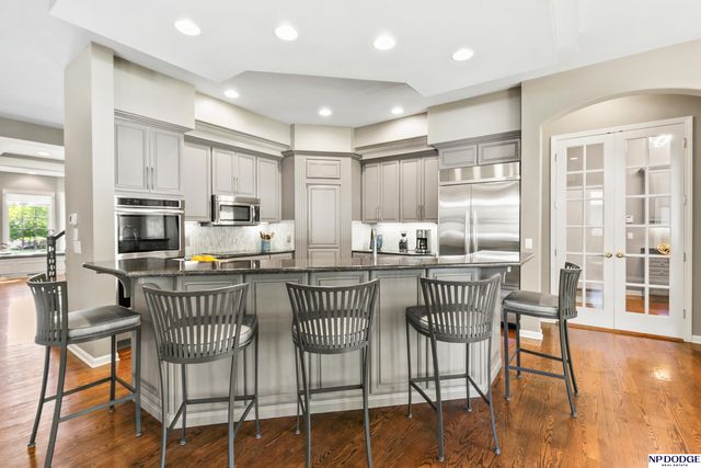 16026 Lake Circle, Omaha, NE 68116