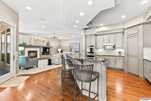 16026 Lake Circle, Omaha, NE 68116