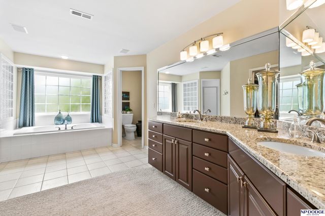 16026 Lake Circle, Omaha, NE 68116
