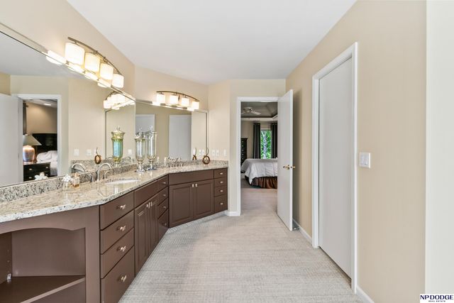 16026 Lake Circle, Omaha, NE 68116