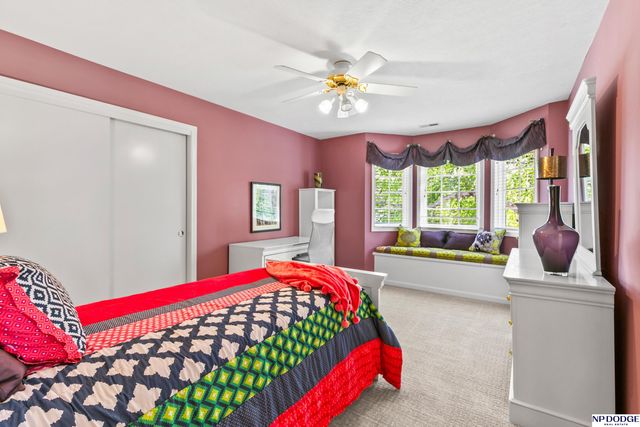 16026 Lake Circle, Omaha, NE 68116