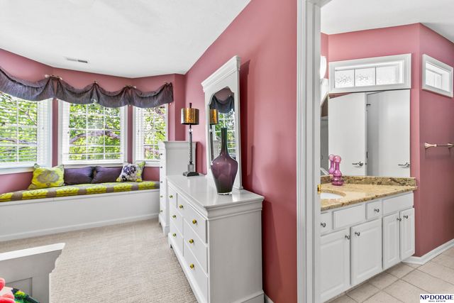 16026 Lake Circle, Omaha, NE 68116