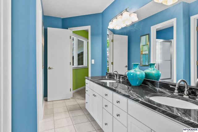 16026 Lake Circle, Omaha, NE 68116