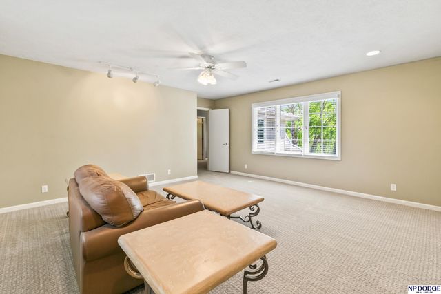 16026 Lake Circle, Omaha, NE 68116