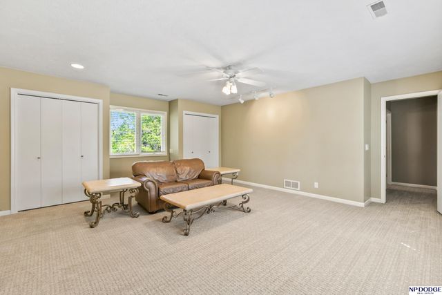 16026 Lake Circle, Omaha, NE 68116