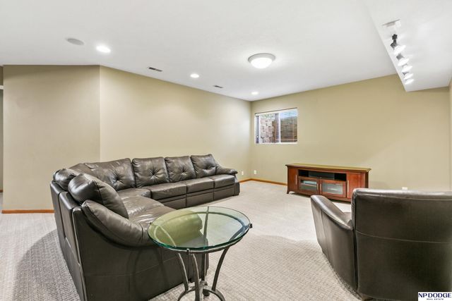 16026 Lake Circle, Omaha, NE 68116