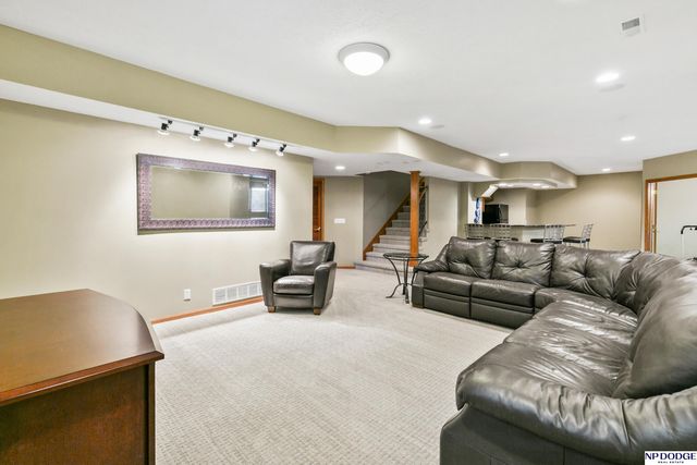 16026 Lake Circle, Omaha, NE 68116