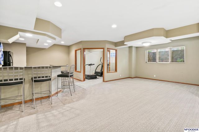 16026 Lake Circle, Omaha, NE 68116