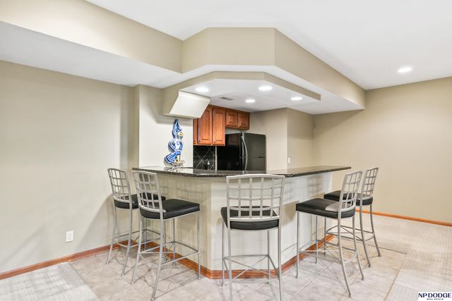 16026 Lake Circle, Omaha, NE 68116