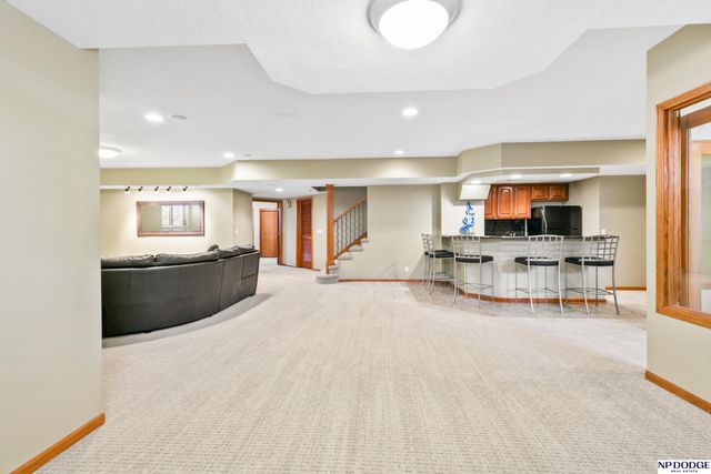 16026 Lake Circle, Omaha, NE 68116