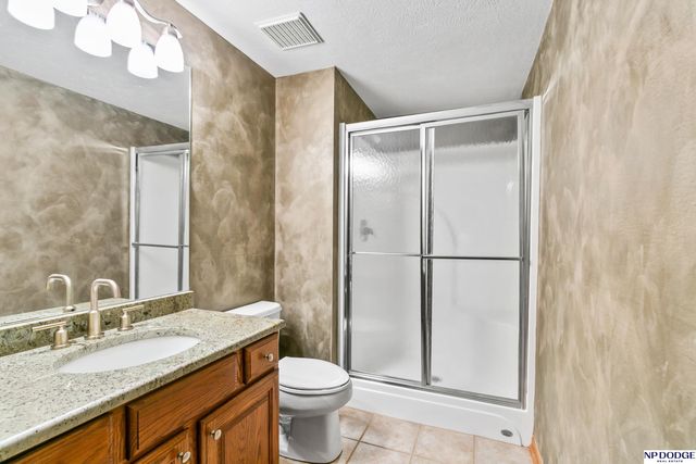 16026 Lake Circle, Omaha, NE 68116