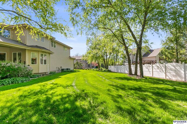 16026 Lake Circle, Omaha, NE 68116