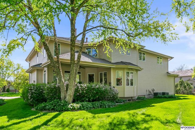 16026 Lake Circle, Omaha, NE 68116
