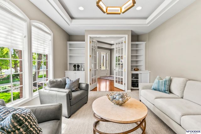 16026 Lake Circle, Omaha, NE 68116