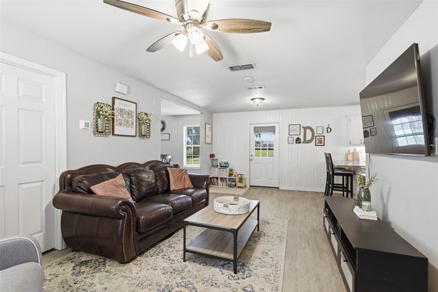 217 N Laramie Circle, Pilot Point, TX 76258