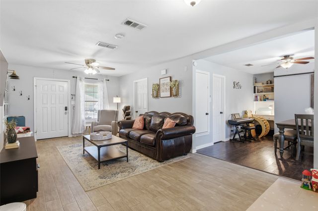 217 N Laramie Circle, Pilot Point, TX 76258