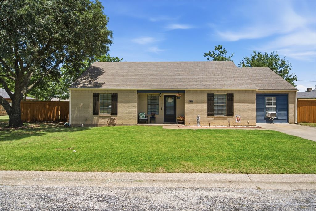 217 N Laramie Circle, Pilot Point, TX 76258