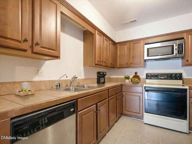 618 Pine Ridge Place, Raleigh, NC 27609