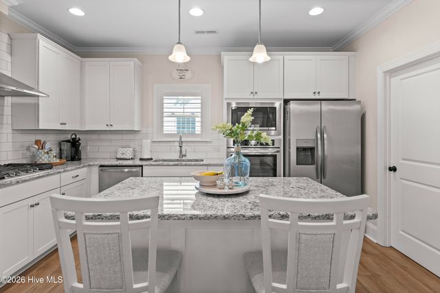 51 W Singing Avenue, Hampstead, NC 28443