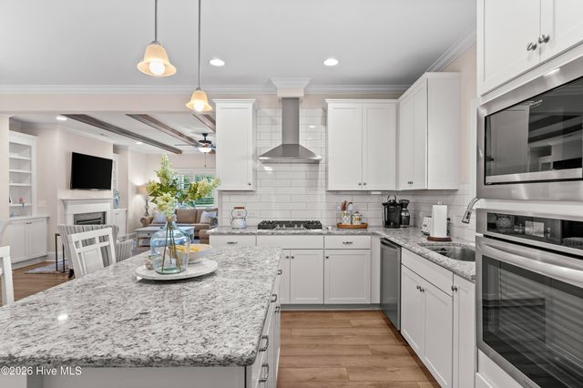 51 W Singing Avenue, Hampstead, NC 28443