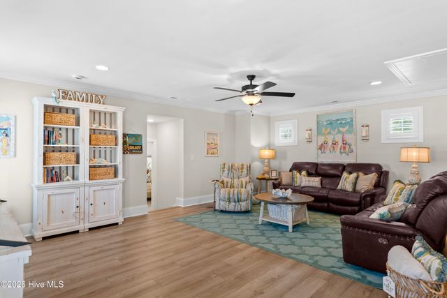 51 W Singing Avenue, Hampstead, NC 28443