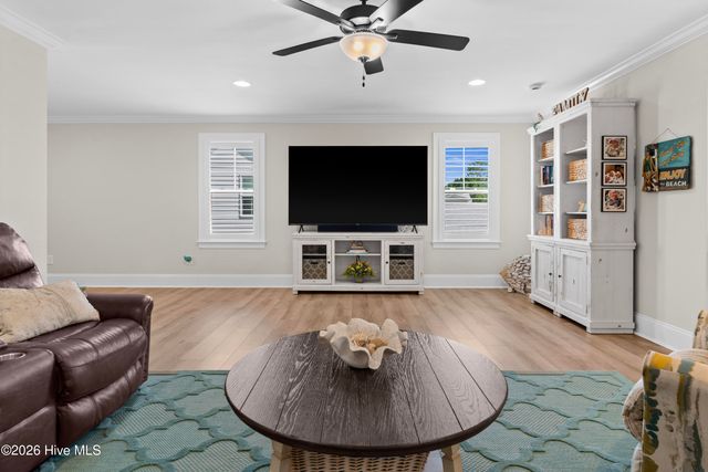 51 W Singing Avenue, Hampstead, NC 28443
