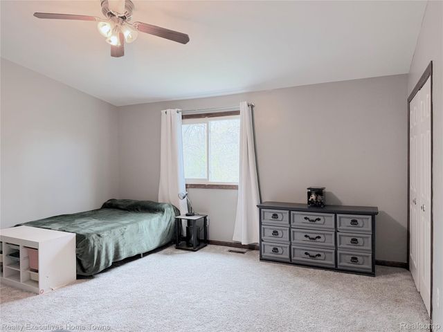 52762 S Weathervane Drive, Chesterfield Township, MI 48047